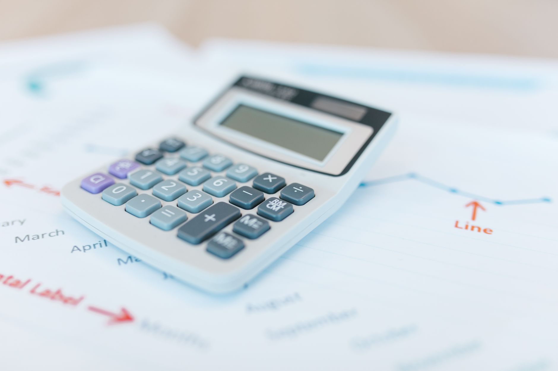 Plan de conseil en défiscalisation posé sur un bureau avec ordinateur et documents