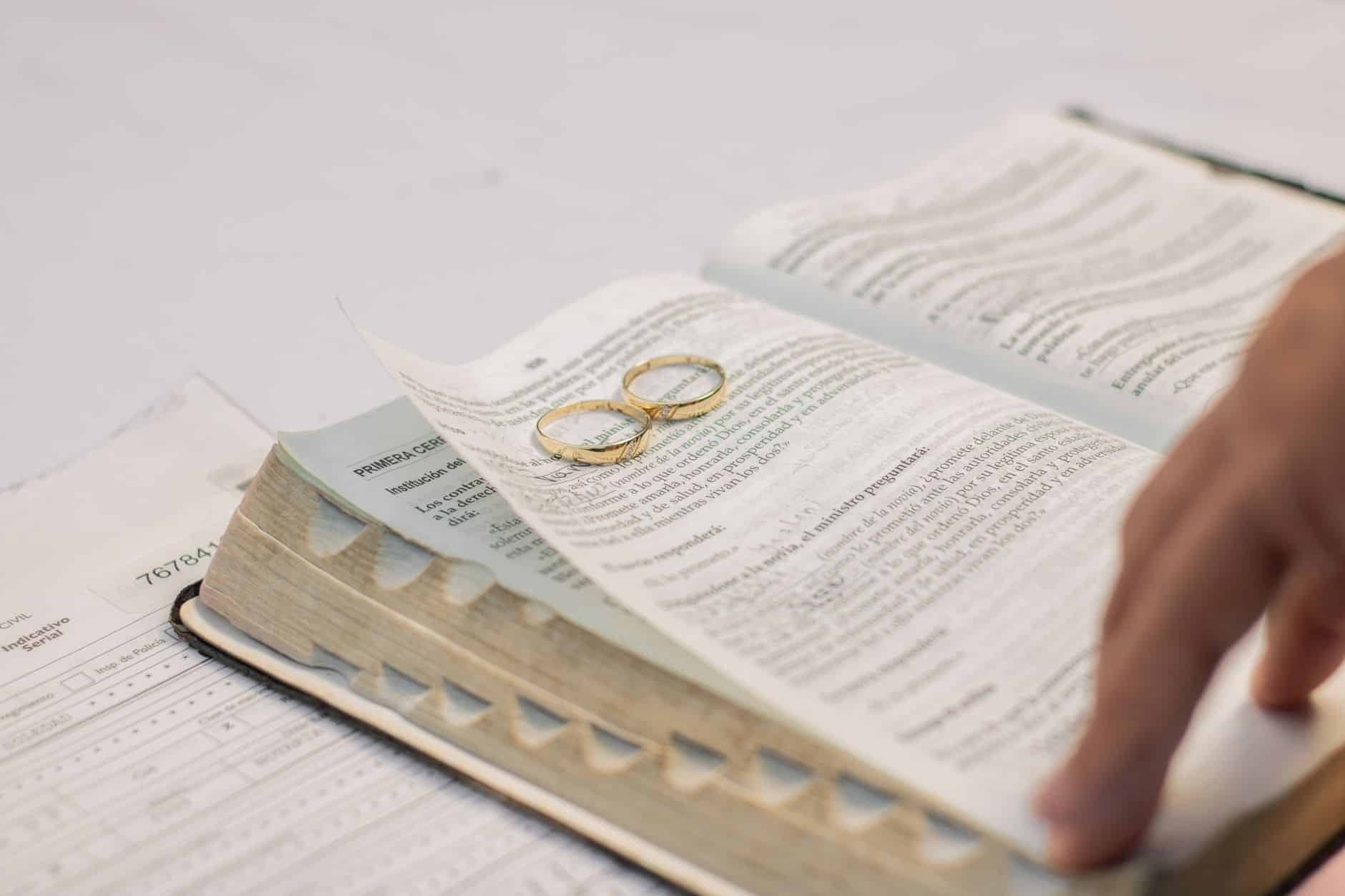 Notaire examinant contrat de mariage séparation de biens