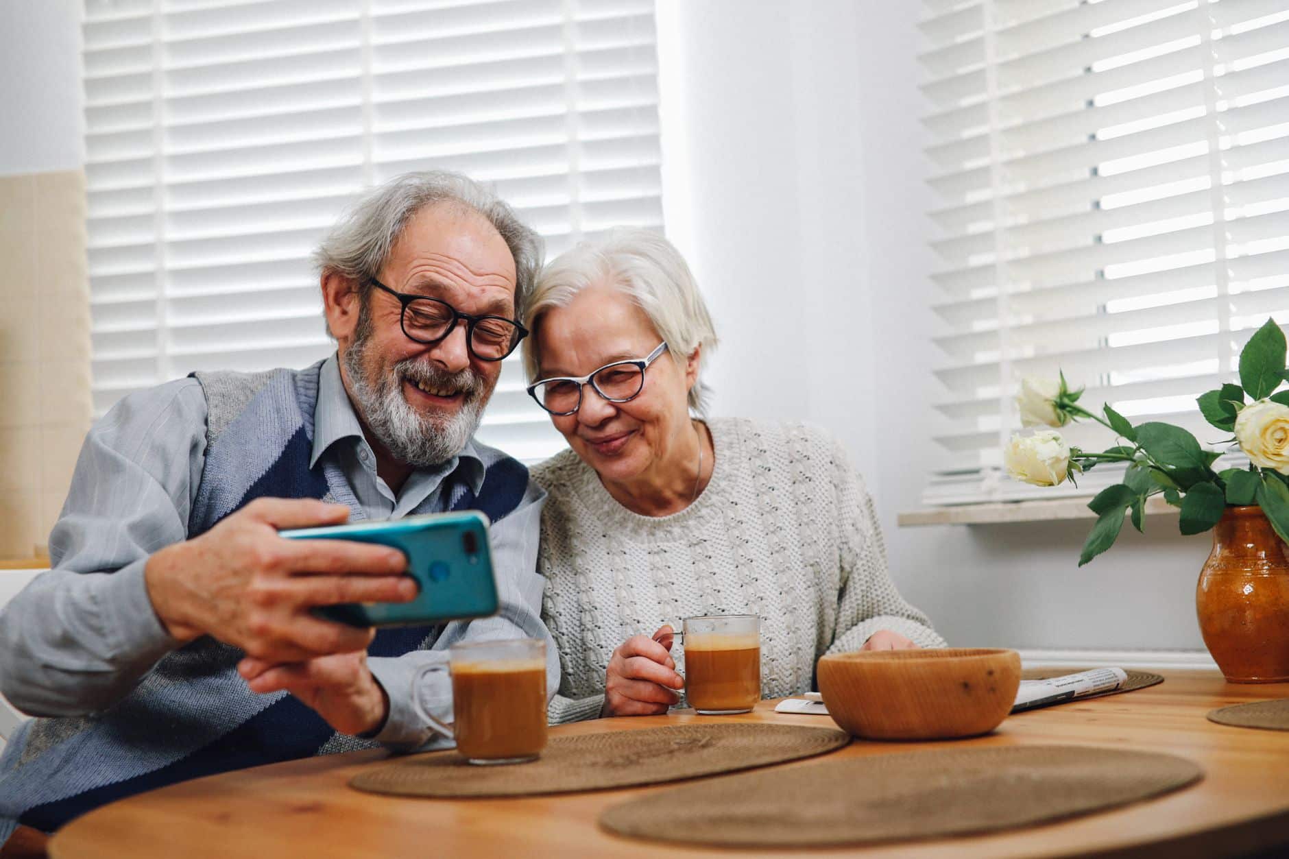 Couple senior consultant leurs droits successoraux au décès