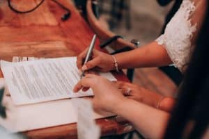 Bailleur privé signant déclaration engagement location formulaire 2044-EB