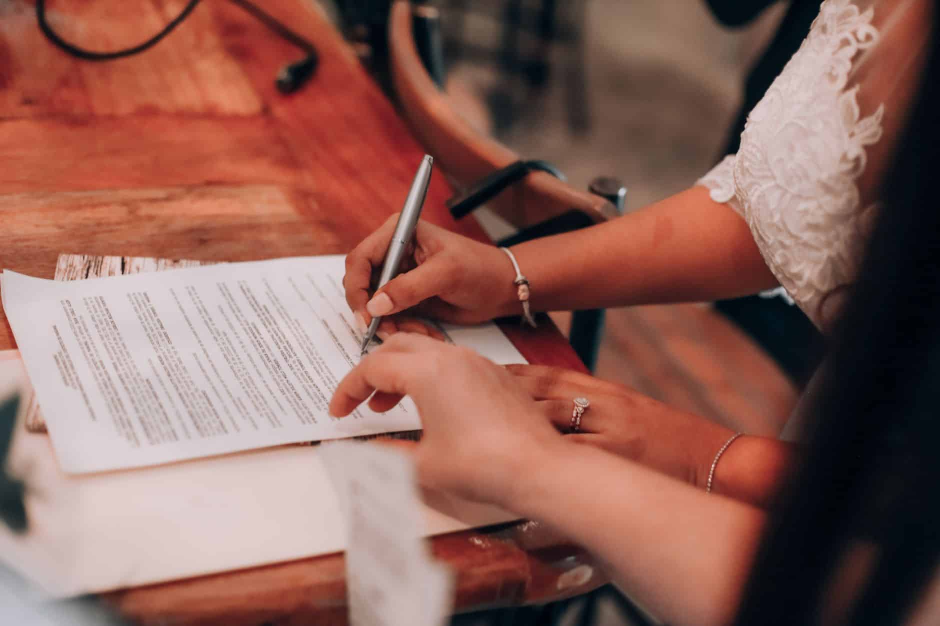 Bailleur privé signant déclaration engagement location formulaire 2044-EB