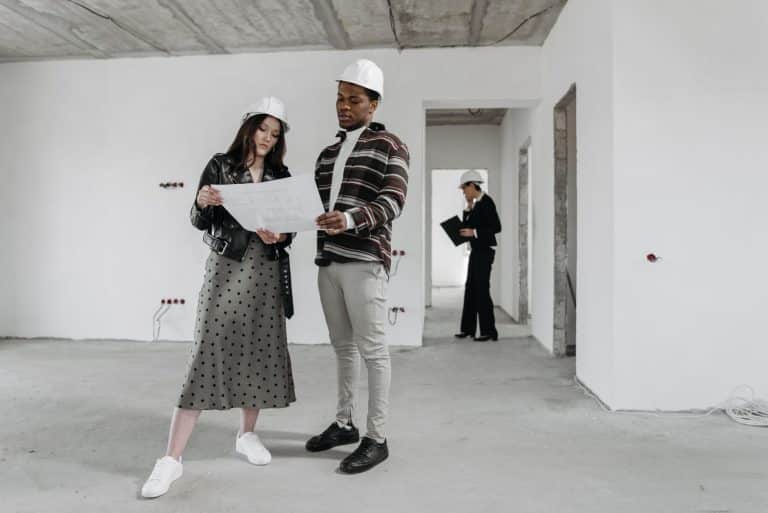 Couple investisseur étudiant un dossier dispositif Jeanbrun investissement locatif