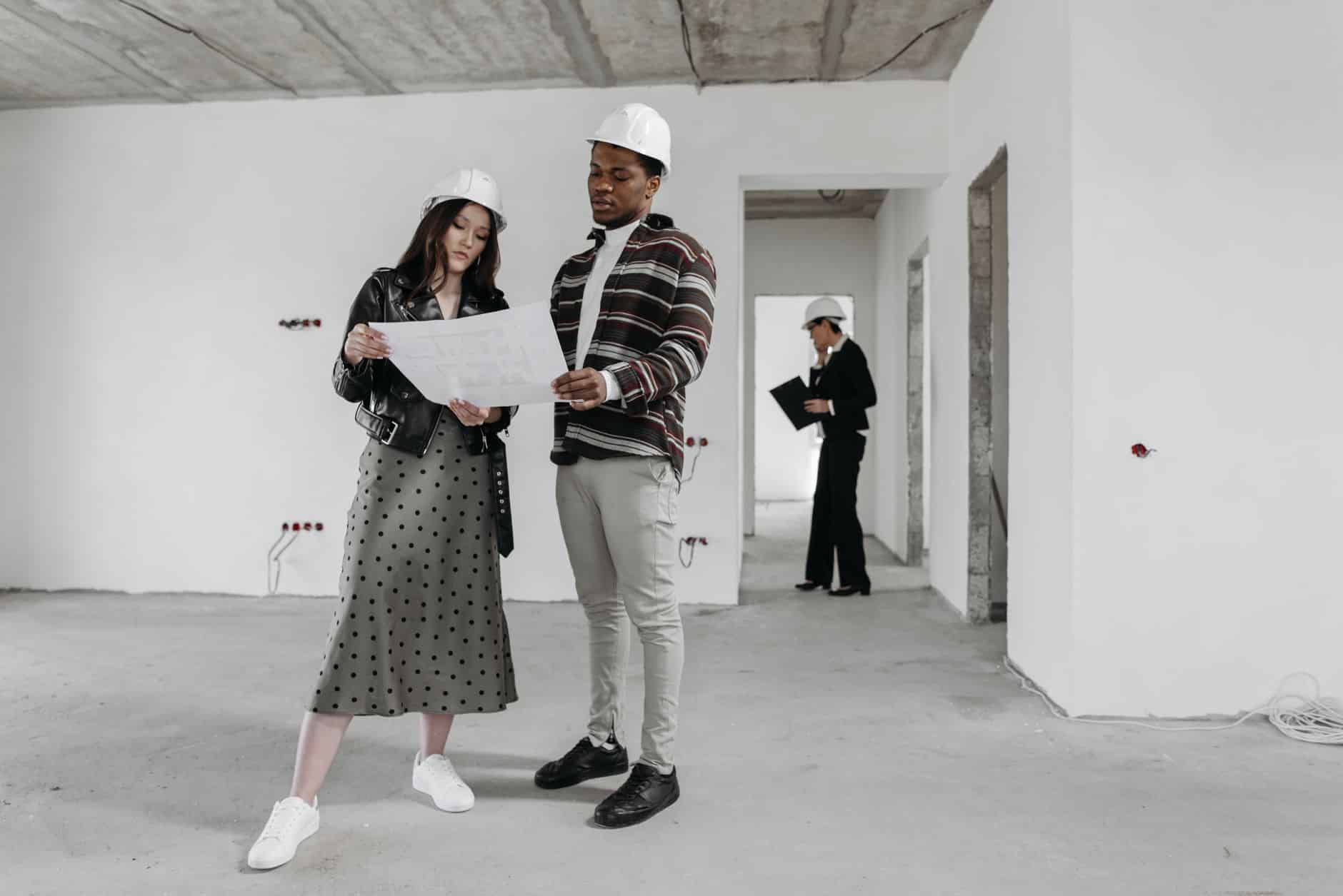 Couple investisseur étudiant un dossier dispositif Jeanbrun investissement locatif