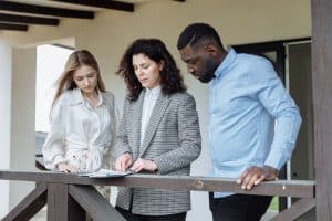 Couple étudiant un exemple de simulation du dispositif Jeanbrun sur documents immobiliers