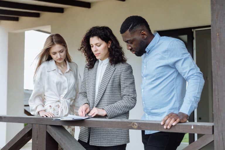 Couple étudiant un exemple de simulation du dispositif Jeanbrun sur documents immobiliers