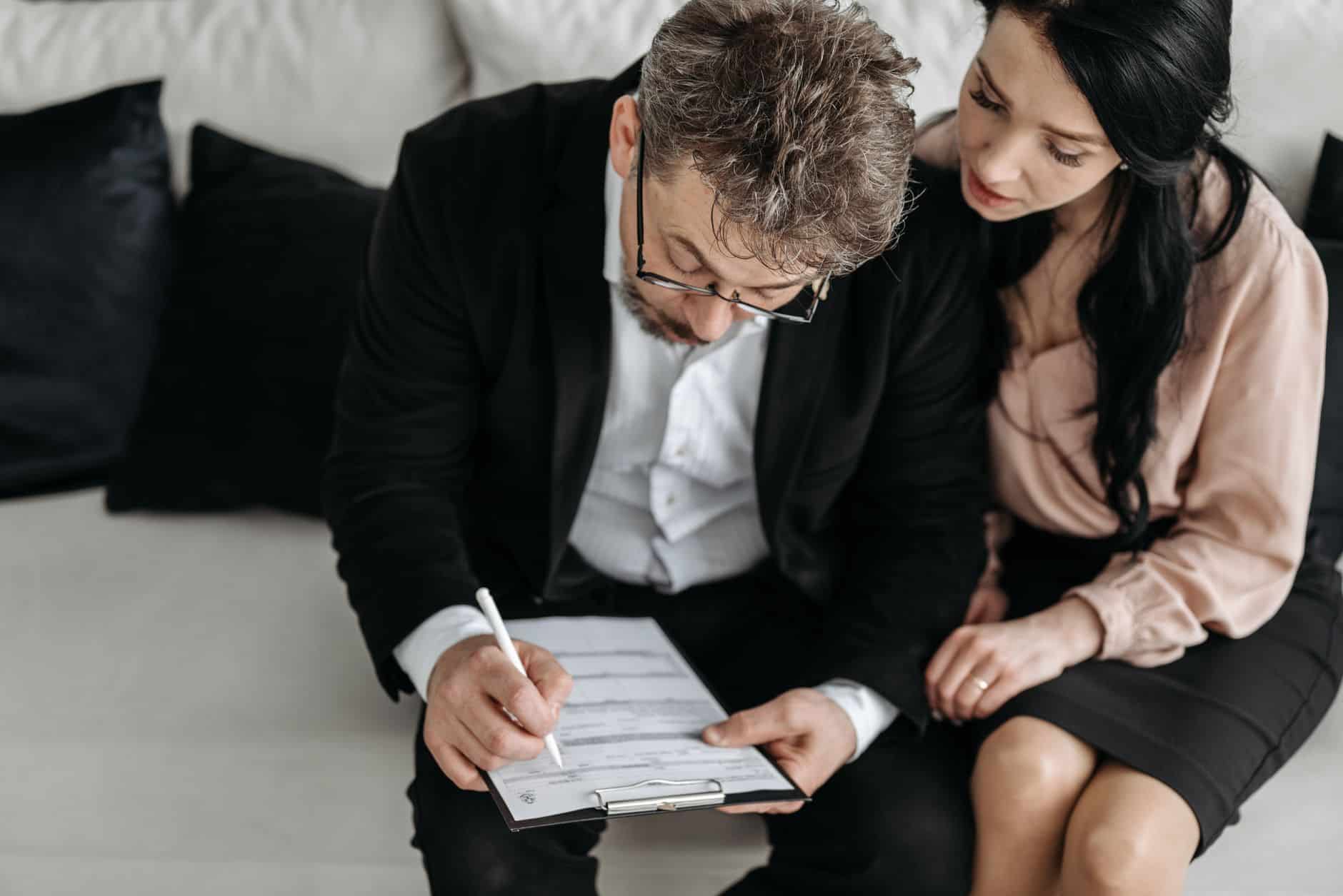 Couple préparant transmission patrimoine immobilier