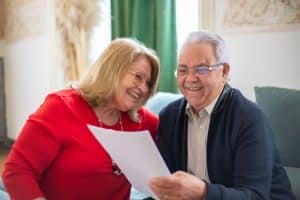 Grands-parents signant une donation-partage transgénérationnelle chez le notaire avec leurs petits-enfants