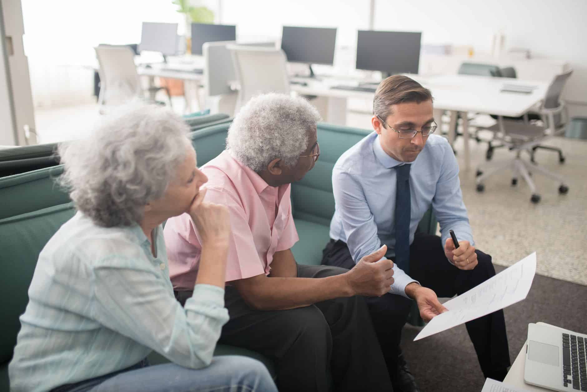 Conseiller expliquant transfert PERP vers PER fiscalité