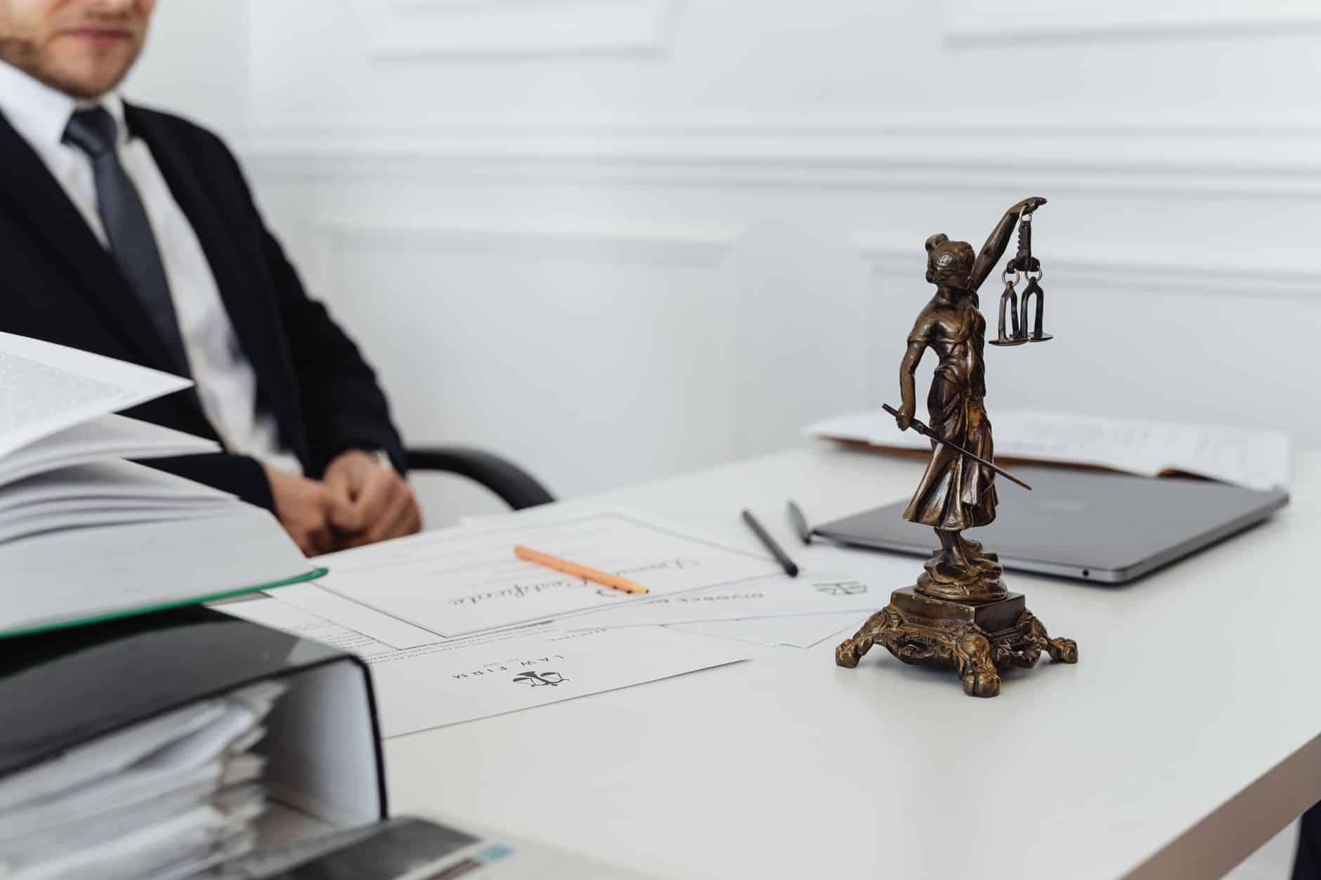 Notaire signant un acte de partage succession sur bureau en bois