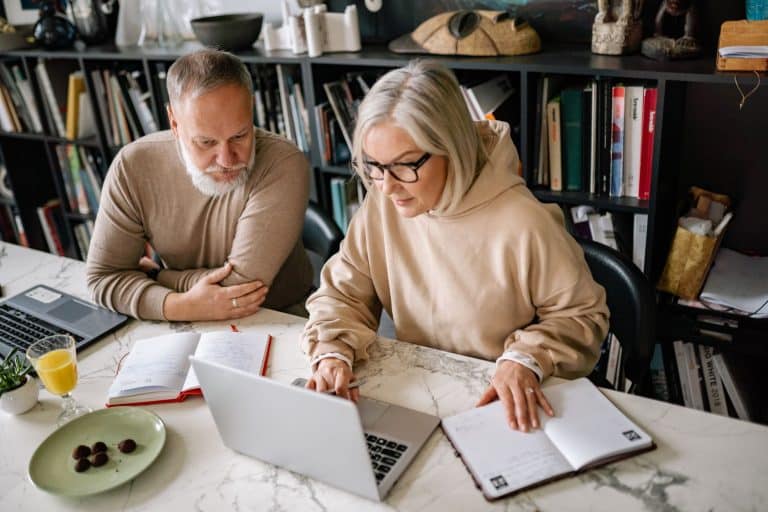 Couple senior simulant un prêt immobilier après 60 ans