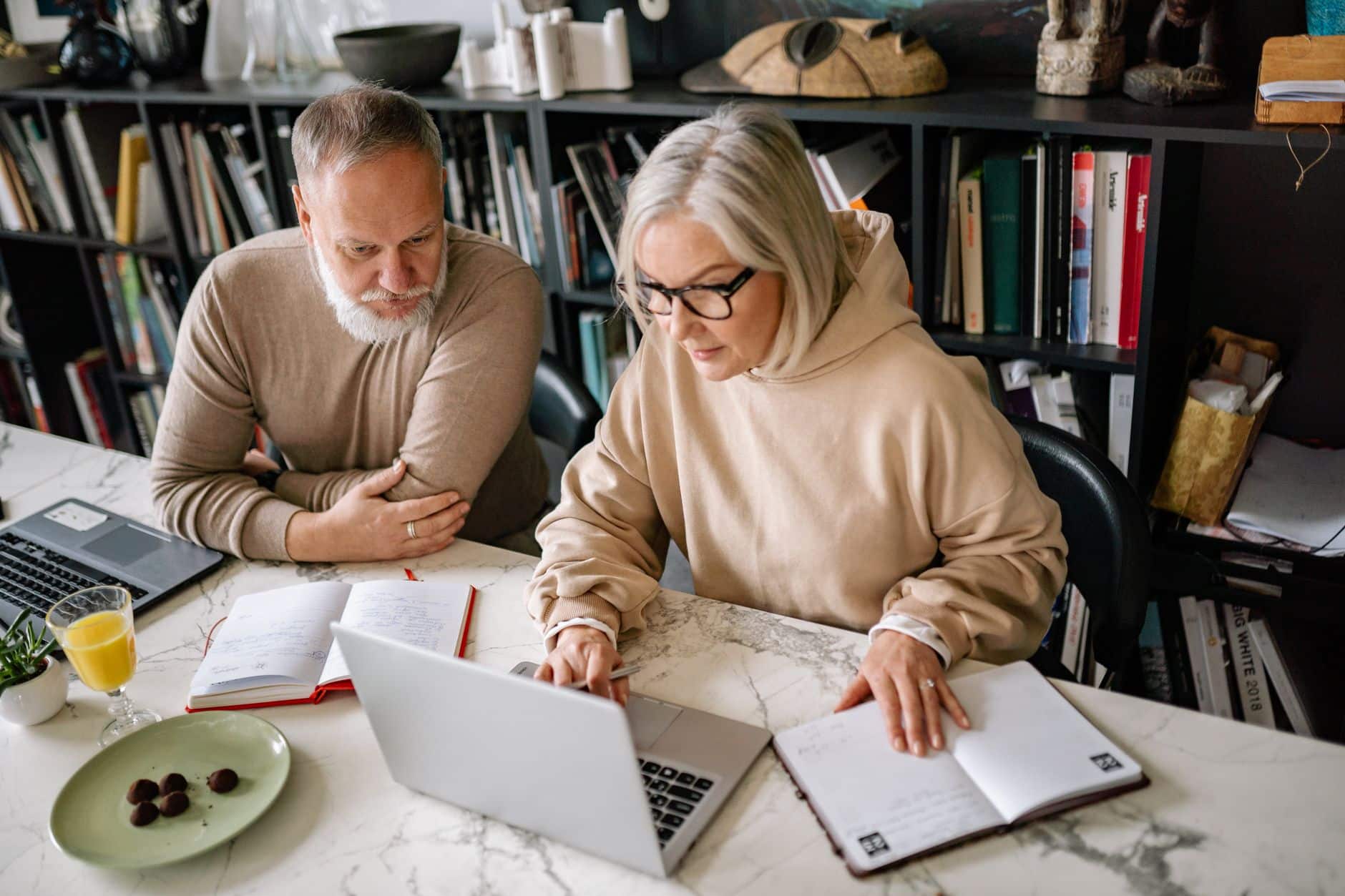 Couple senior simulant un prêt immobilier après 60 ans