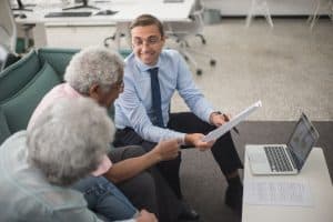 Couple senior consultant un notaire pour préparer leur succession avant 70 ans
