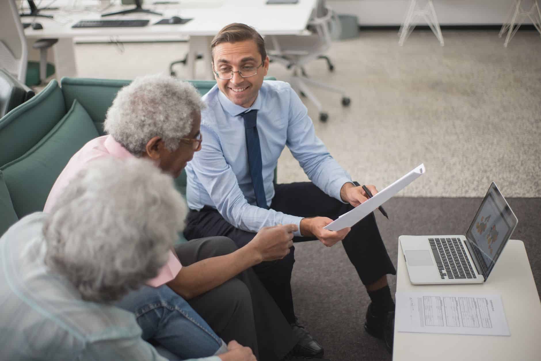 Couple senior consultant un notaire pour préparer leur succession avant 70 ans