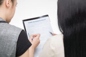 Couple étudiant surprime assurance prêt immobilier avec inquiétude