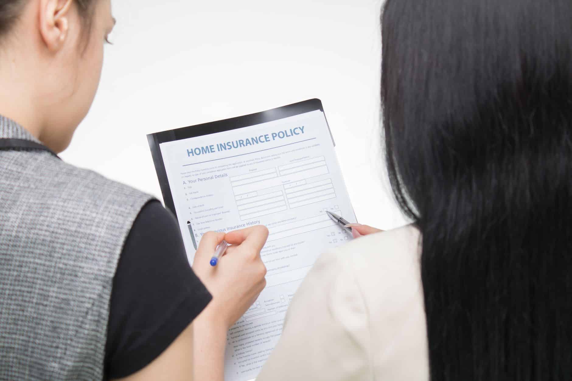 Couple étudiant surprime assurance prêt immobilier avec inquiétude
