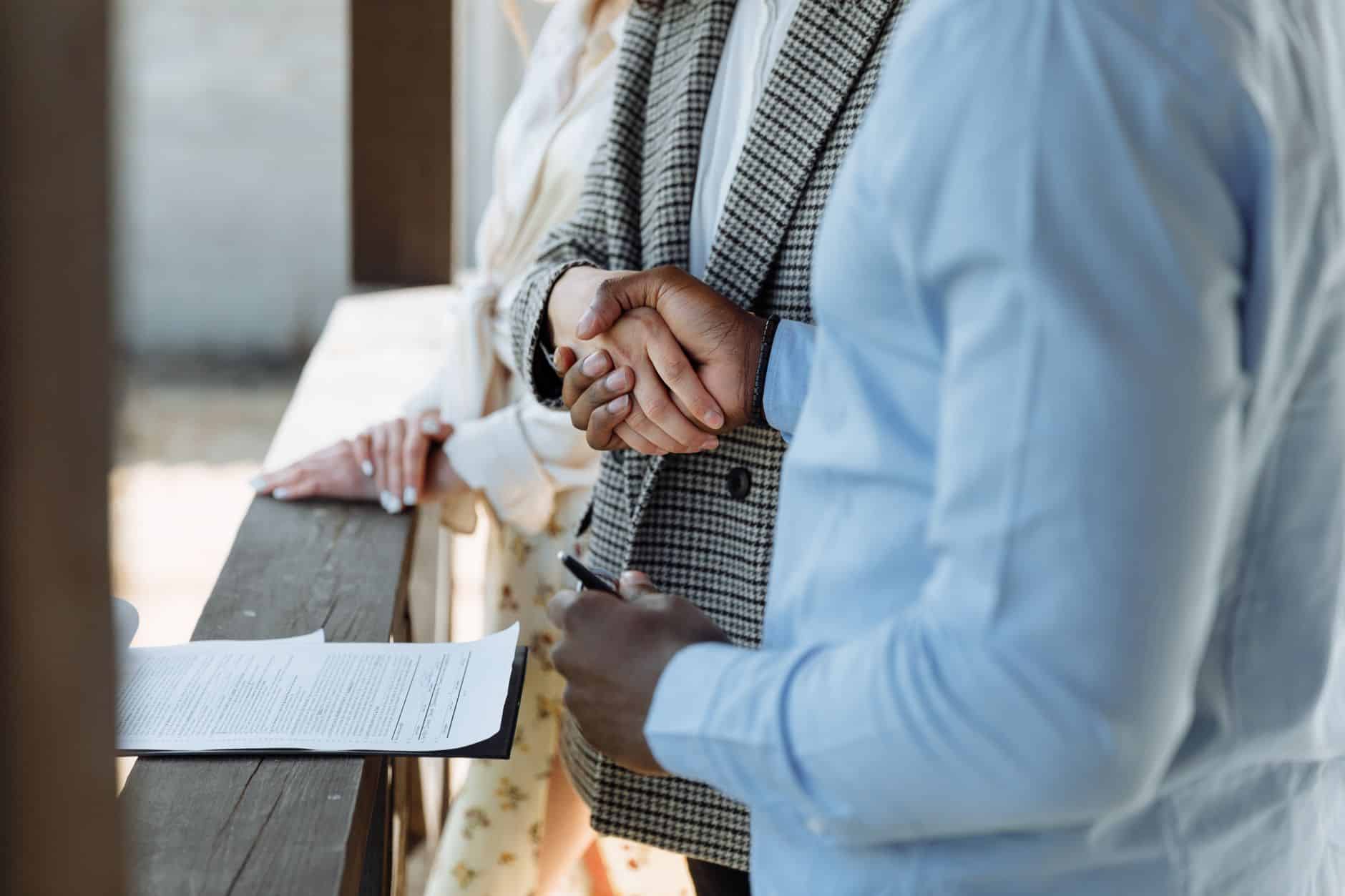 Signature contrat assurance prêt immobilier sans surprime