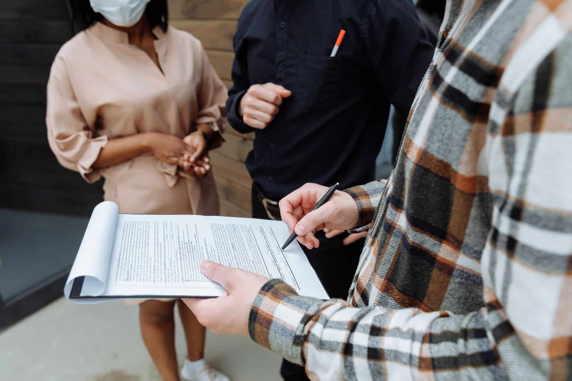 Bailleur et locataire signant un bail loi Pinel, conditions de location