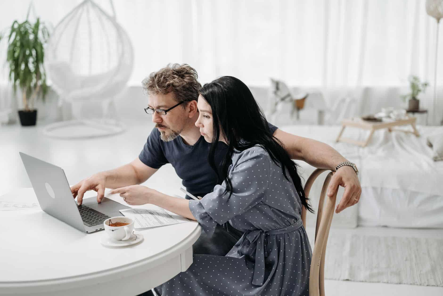 Couple déclarant ses revenus en ligne pour bénéficier de la décote