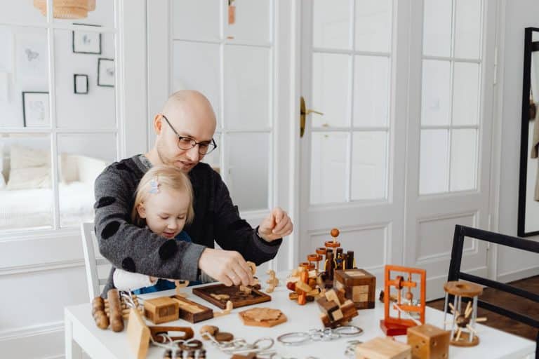 Parent et enfant signant lettre avance sur héritage à table