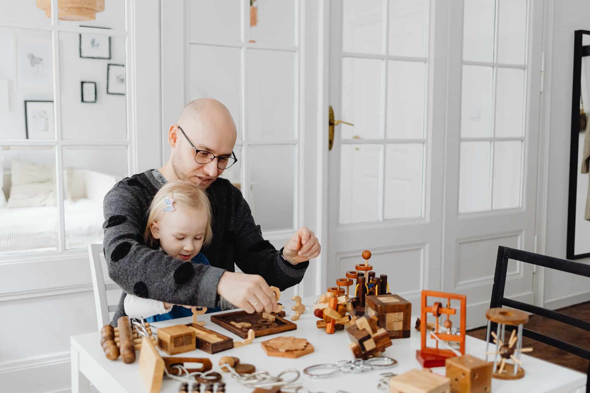 Parent et enfant signant lettre avance sur héritage à table