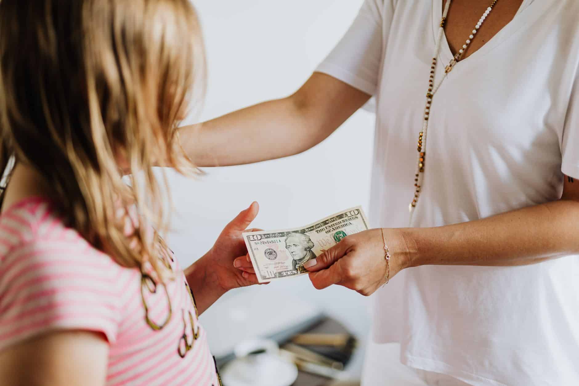 Parent réalisant un don manuel en avance sur héritage