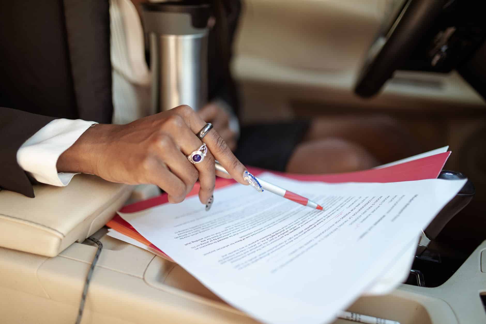 Documents succession héritage frère sœur avec lunettes de lecture