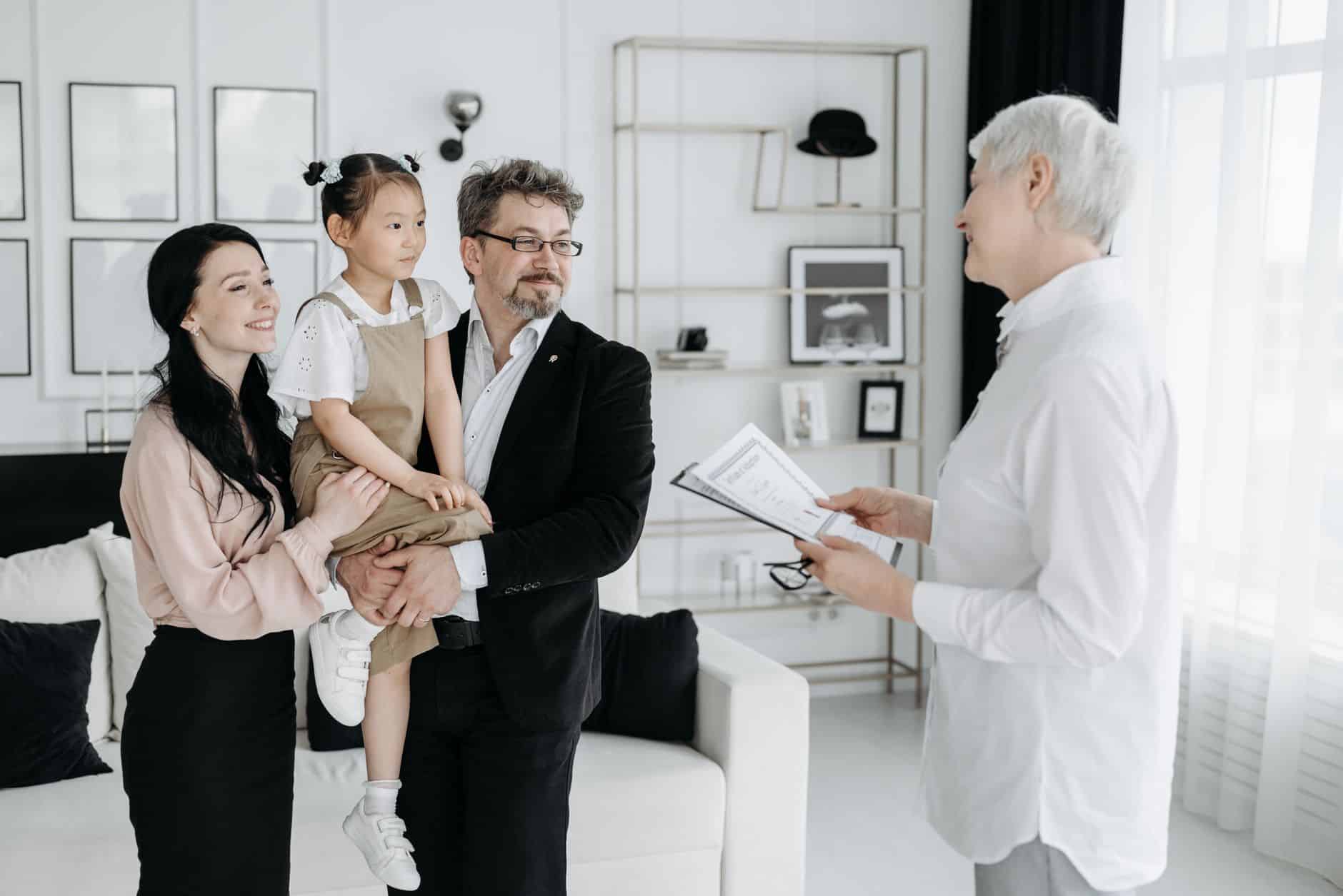 Famille signant mandat successoral notarié chez le notaire