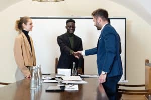 Famille réunissant conjoint survivant et héritiers chez le notaire pour quasi-usufruit succession