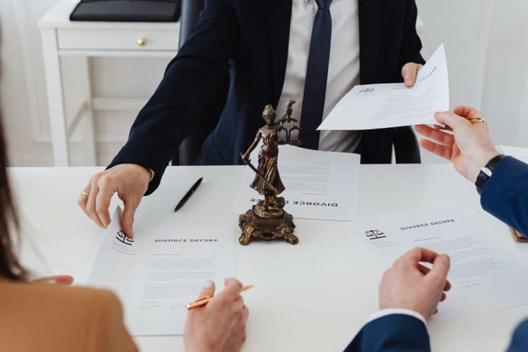 Bureau de notaire avec documents de succession et droits de mutation en France
