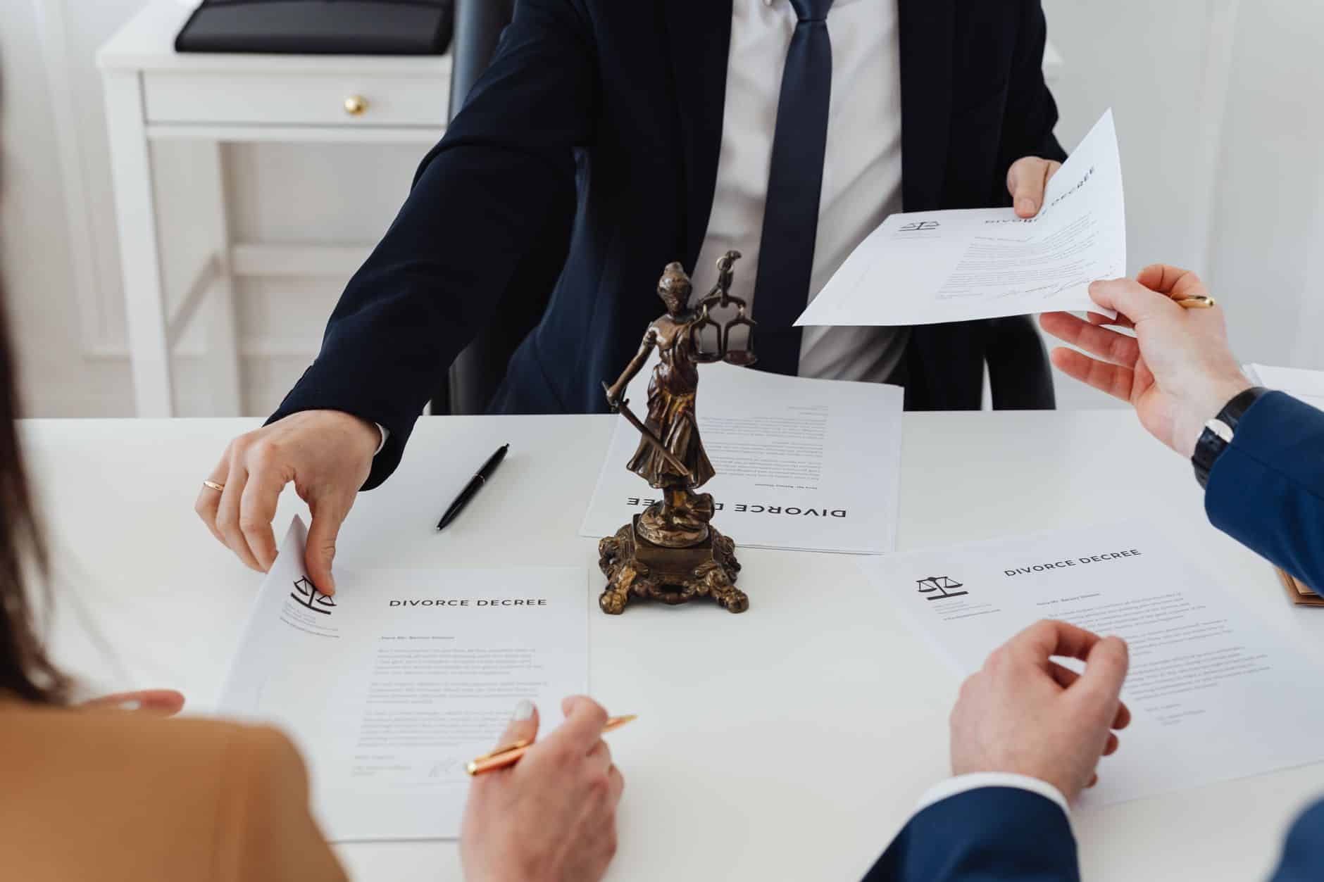 Bureau de notaire avec documents de succession et droits de mutation en France