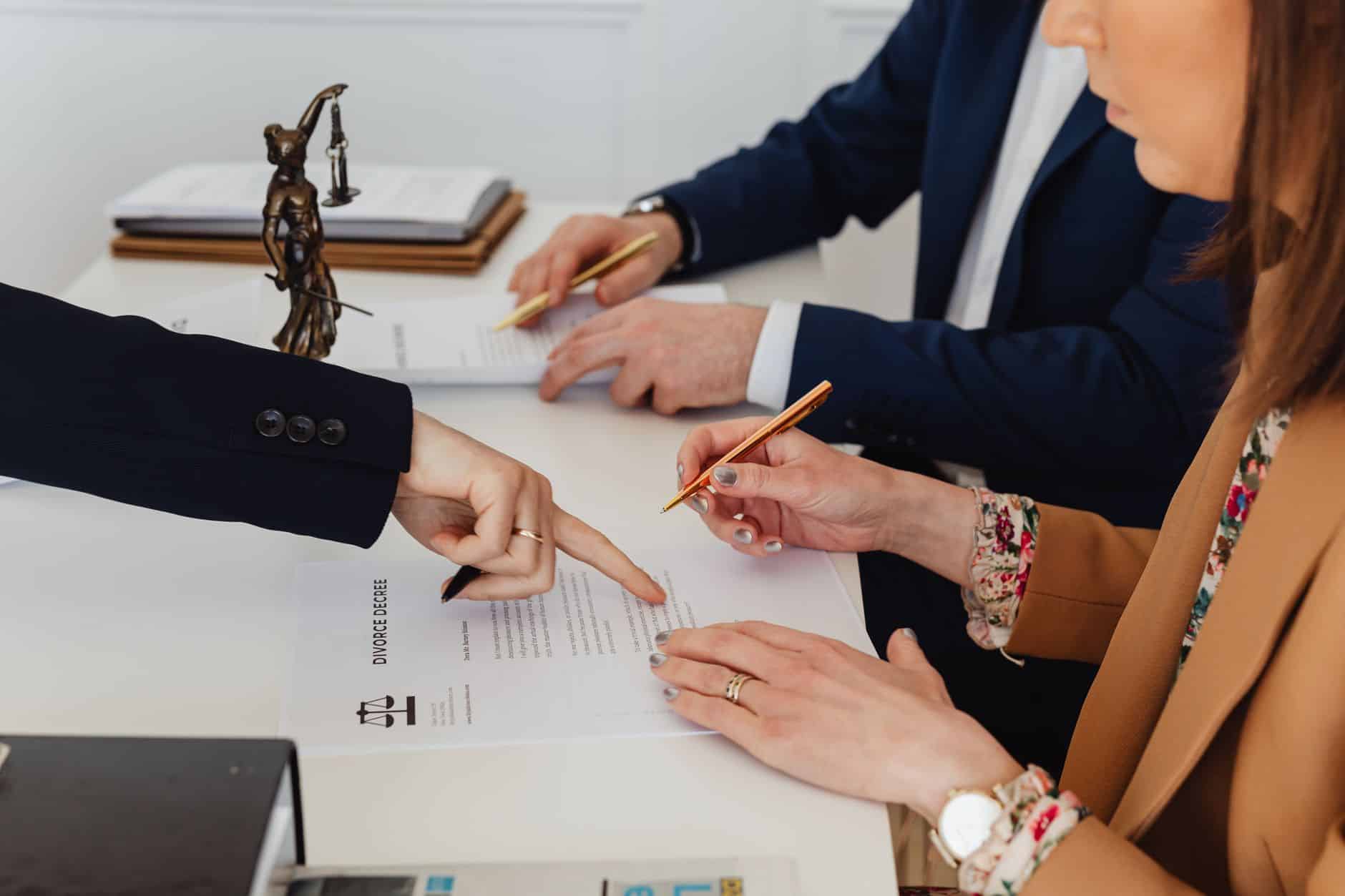 Couple senior signant un testament conjonctif chez le notaire