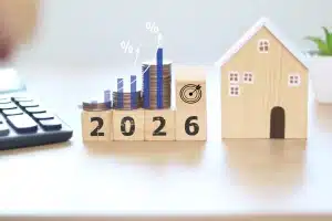 Défiscalisation immobilière en 2026 avec maison, calculatrice et graphique fiscal