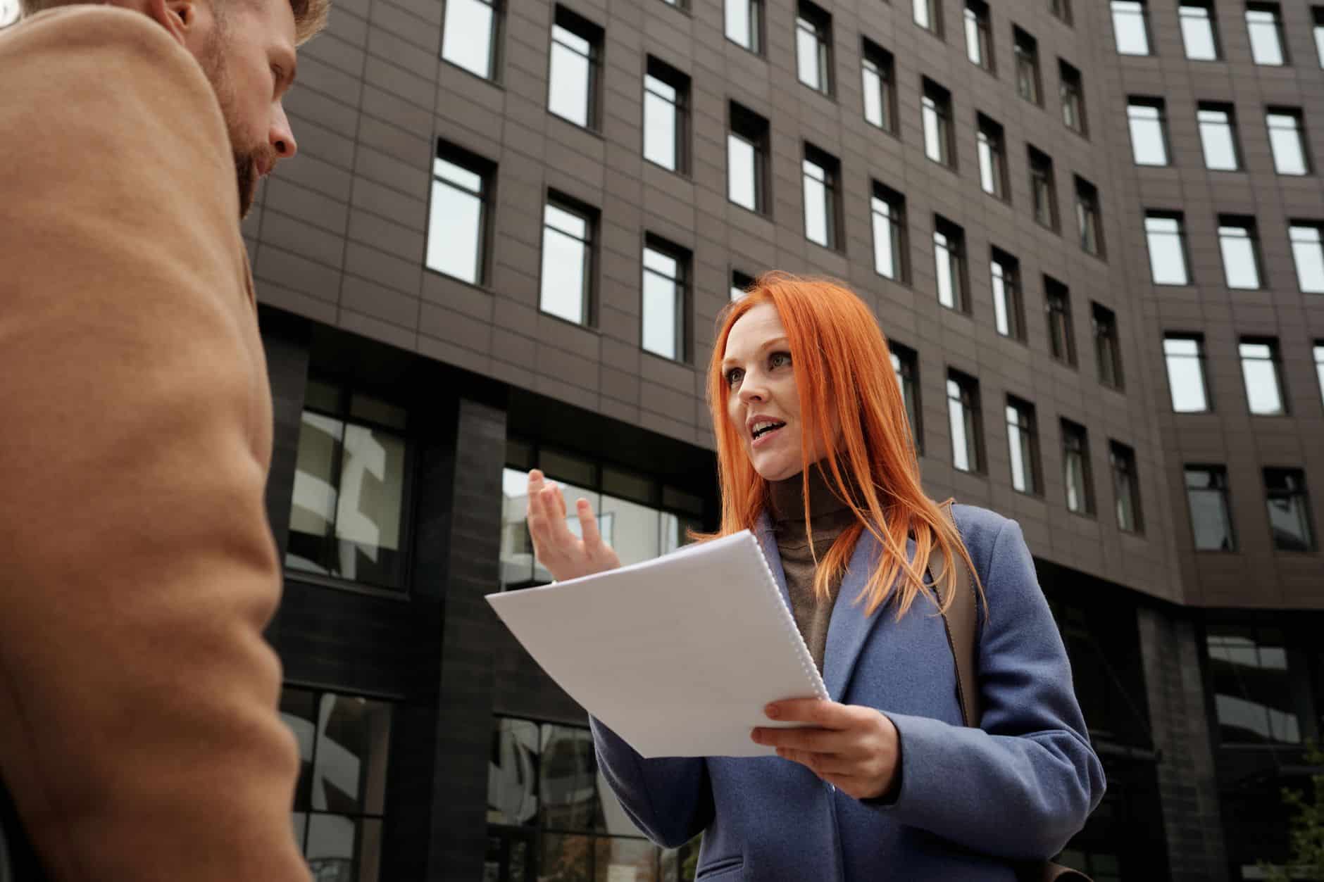 Notaire conseillant un usufruitier âgé transmission immobilière