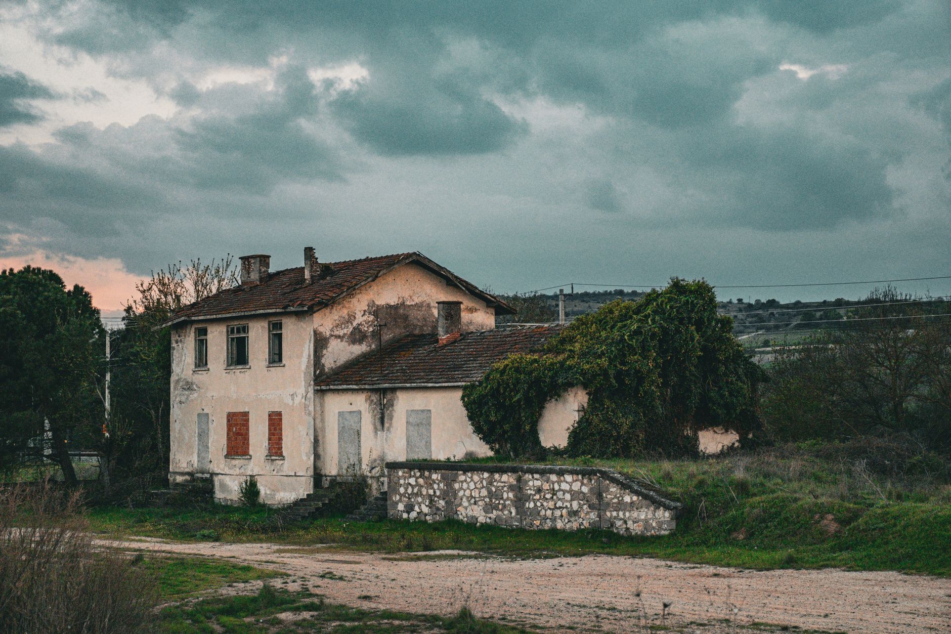 Maison abandonnée à vendre en pierre dans un village français