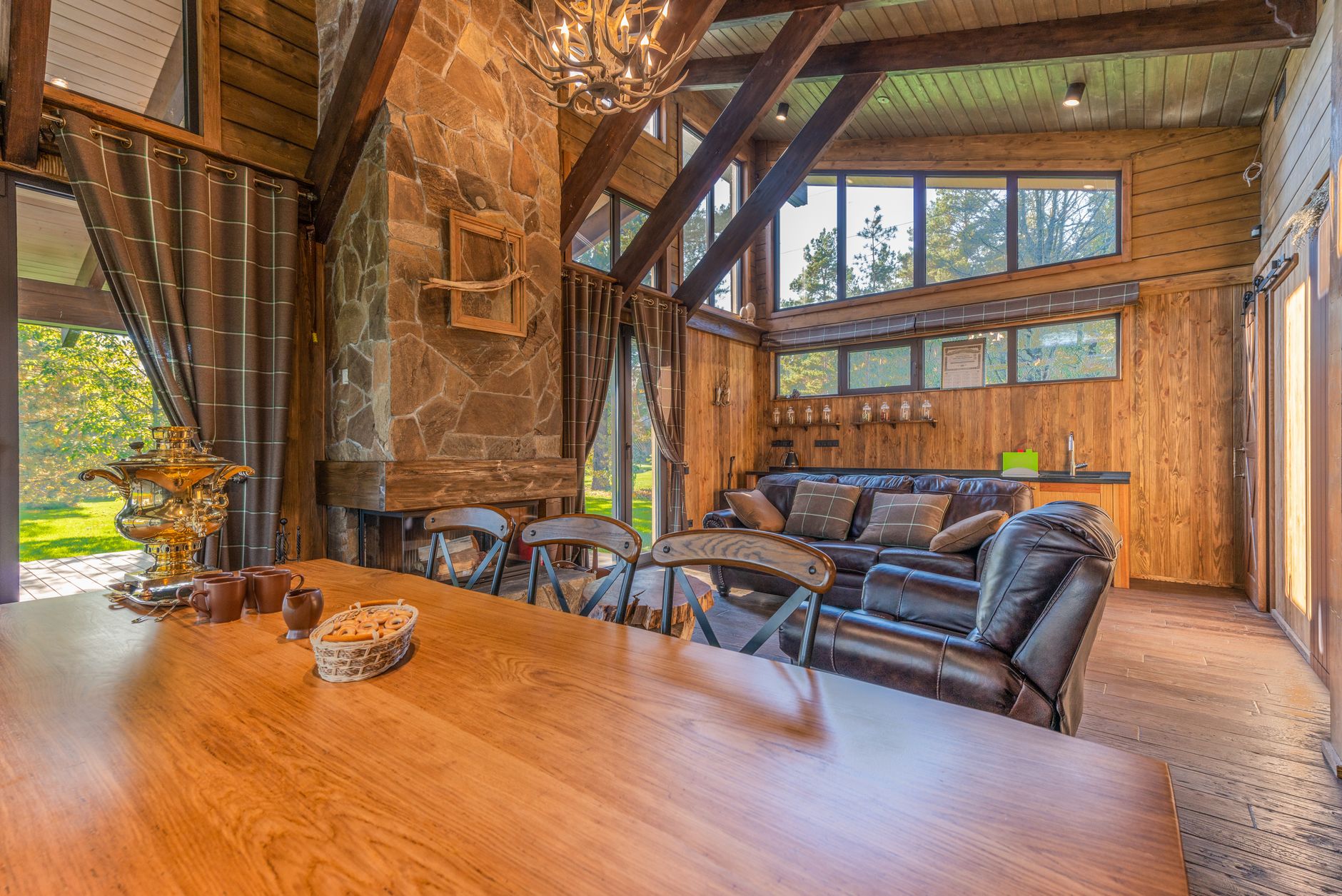 Intérieur manoir rénové cheminée pierre poutres bois