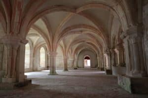 Monastère à vendre en France cloître pierre lumière dorée