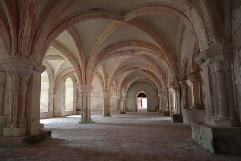 Monastère à vendre en France cloître pierre lumière dorée