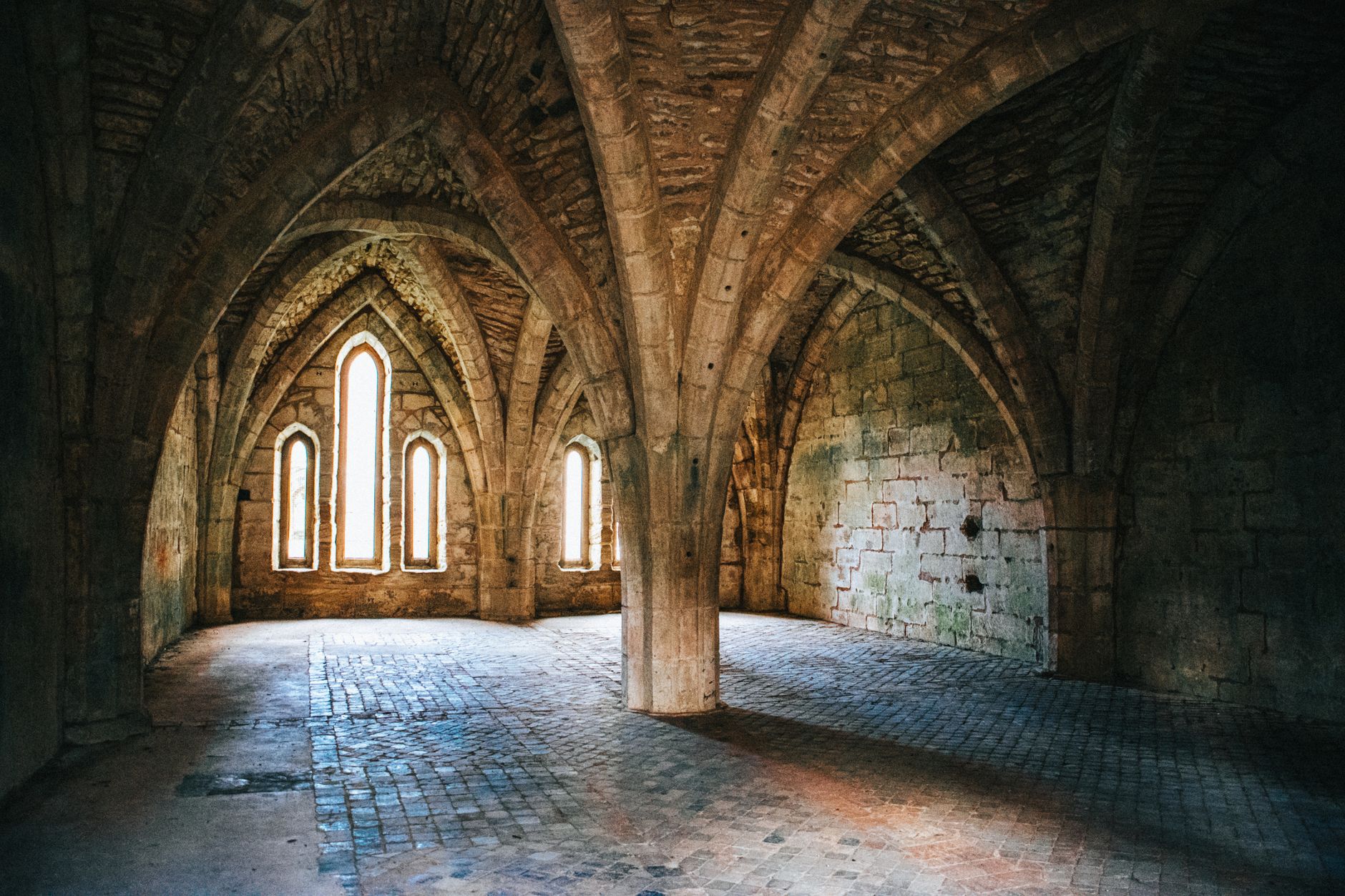 Intérieur monastère restauré reconverti hôtel de charme voûtes